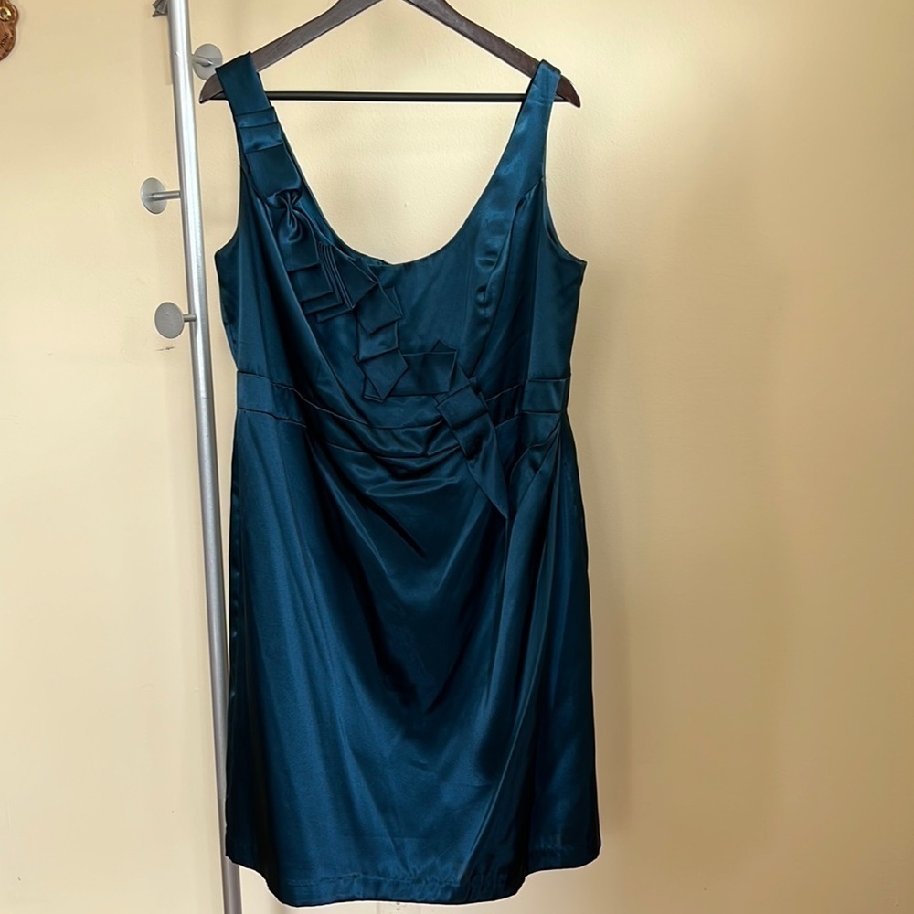 Sleeveless Charmuese dress with Origami detail